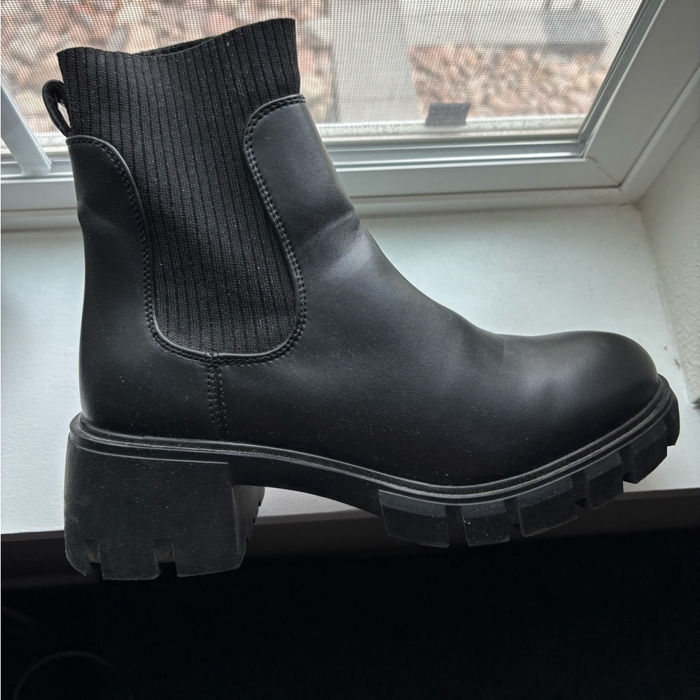 Steve Madden Black Chelsea Boots